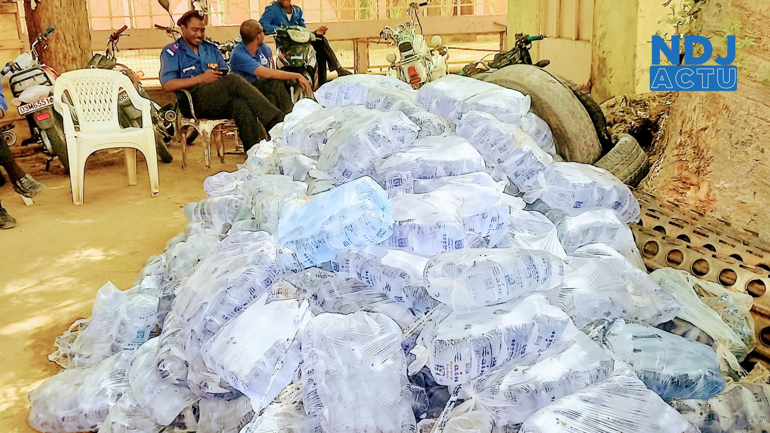 Société : La police municipale saisie de l’eau en sachet à N’Djaména