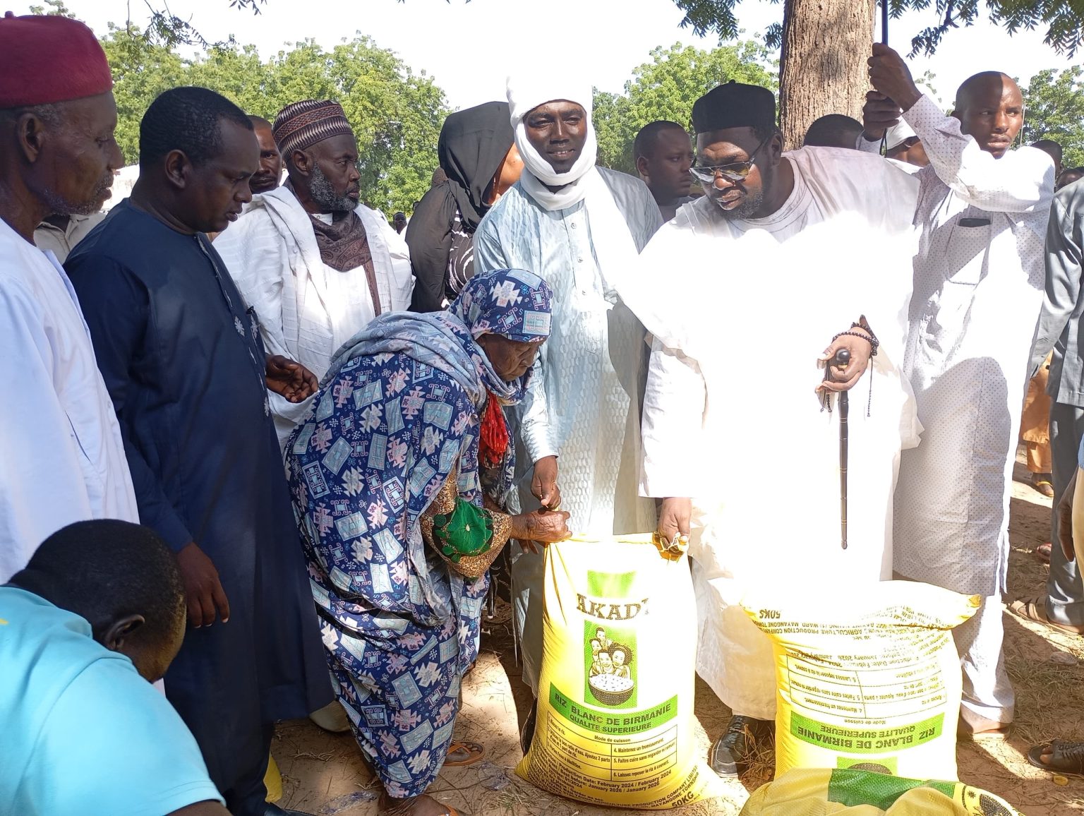 Société : Distribution de vivres aux habitants de la sous-préfecture de Linia