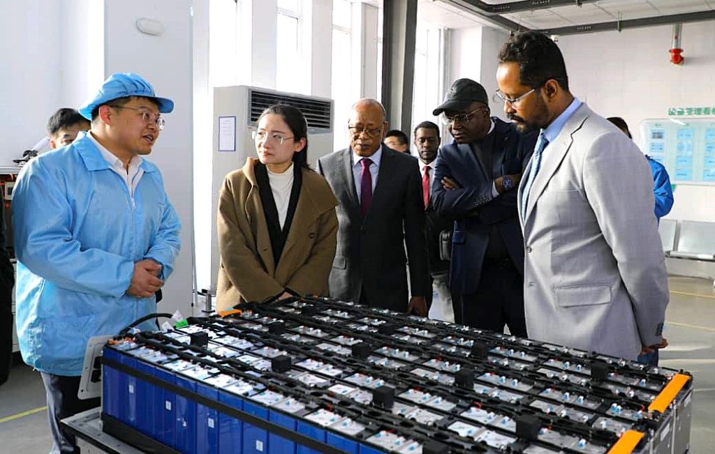 Tchad : la Chine fait don de 15 minicentrales photovoltaïques